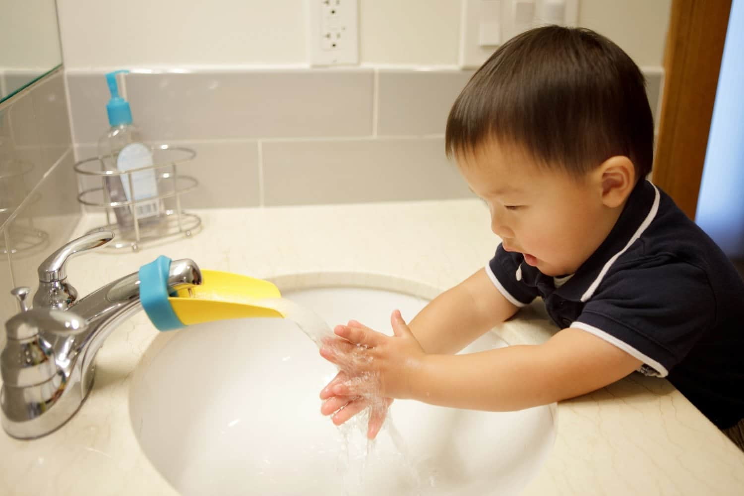 这款水龙头辅助洗手器装在水龙头上即可令水流靠近小朋友