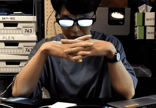 日本小哥做了个LED眼镜，完全再现动画中的眼镜反光