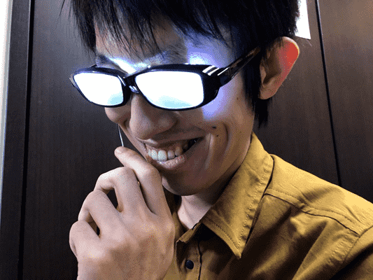 日本小哥做了个LED眼镜，完全再现动画中的眼镜反光